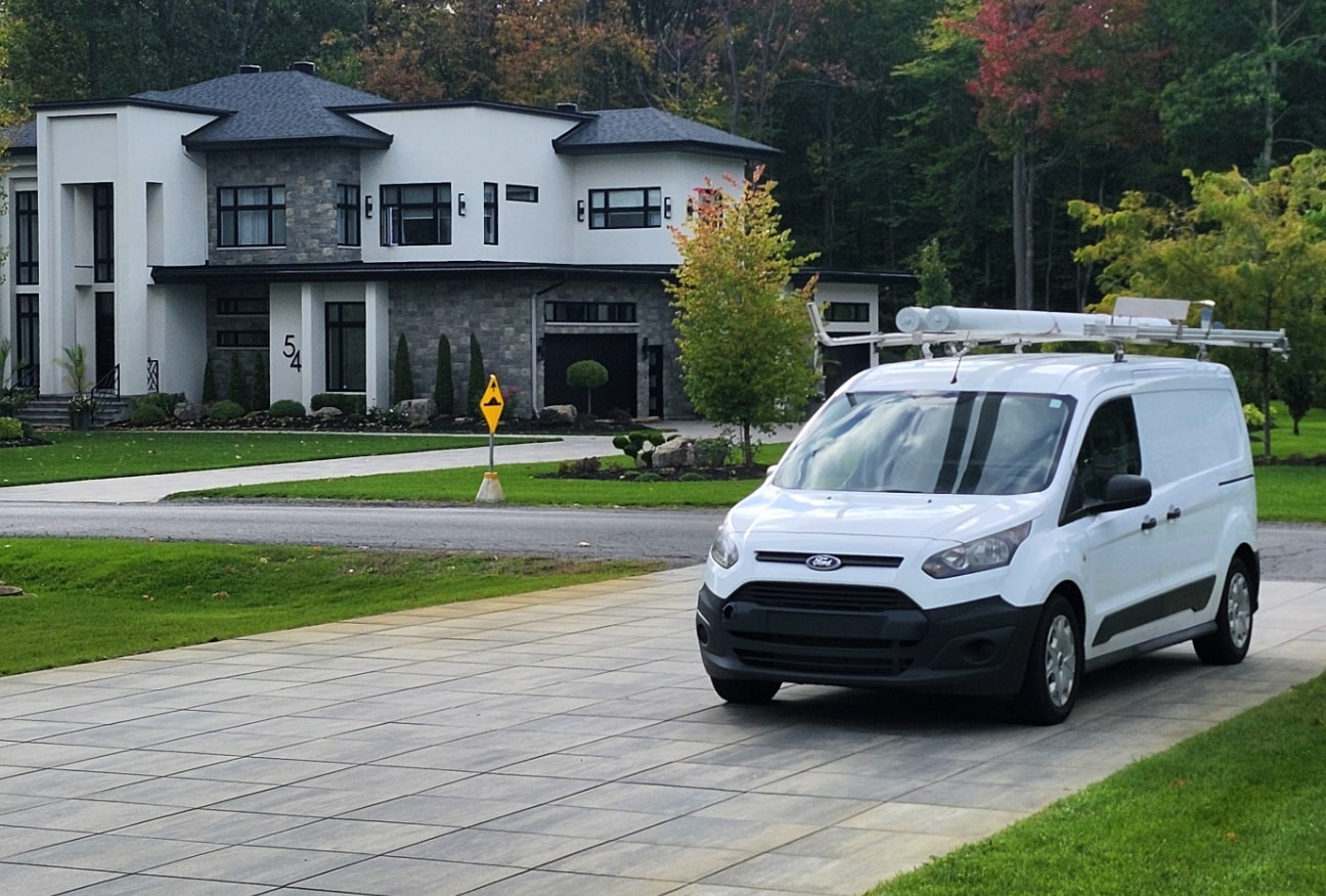 Camion Opex Electrique devant une maison dans l’Ouest-de-l’Île